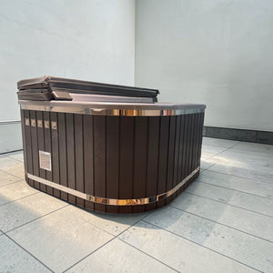 polarsauna shop Mark Wandlitz eckiger Hot Tub mit dunkler Holzverkleidung, Edelstahlbändern und isoliertem Deckel