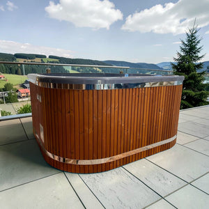 polarsauna shop Mark Wandlitz Hot Tub mit eckiger Form, Thermoholz-Verkleidung und grauer Opal-Wanne in einer Werkstatt
