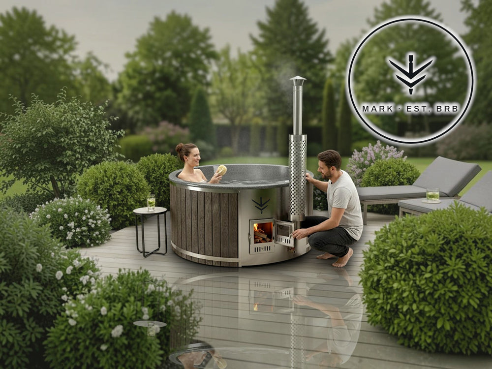 polarsauna shop Mark Werbellin Hot Tub mit Holzverkleidung und Edelstahlofen im Garten, eine Frau entspannt im Wasser