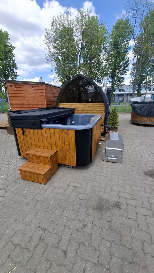 Eckiger Hot Tub aus Holz mit grauem Becken im Garten