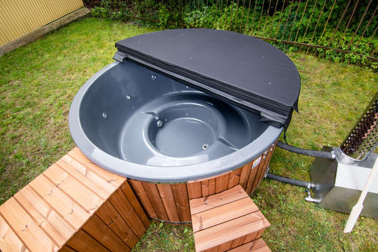 Kompakter runder Hot Tub aus Holz für zwei Personen im Garten