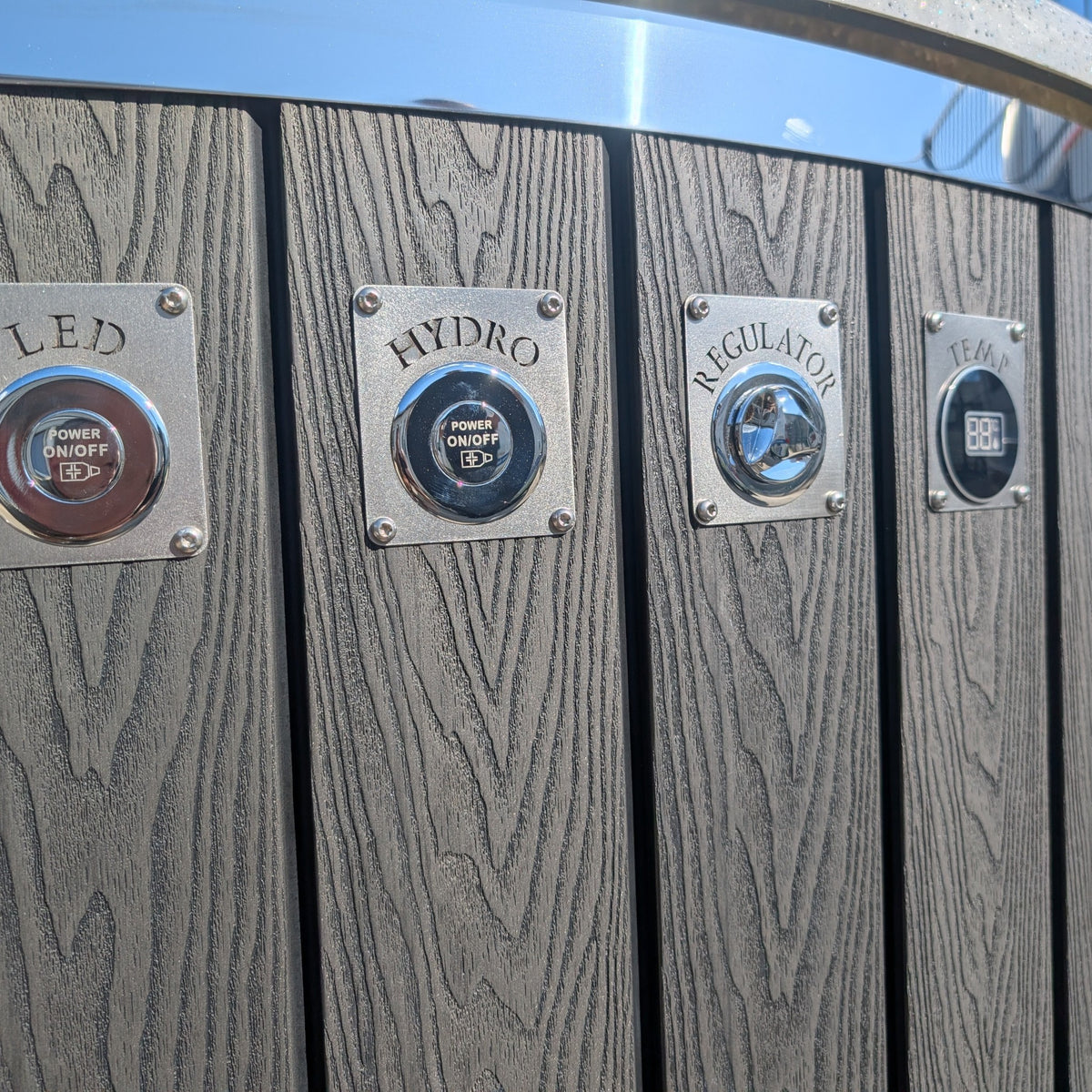 polarsauna shop Hot Tub 200cm mit grauer WPC-Verkleidung und Edelstahl-Bedienknöpfen für LED, Hydro und Temperatur.