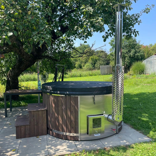 polarsauna shop Hot Tub 200 cm mit Holzverkleidung, integriertem Ofen und Abdeckung im Garten