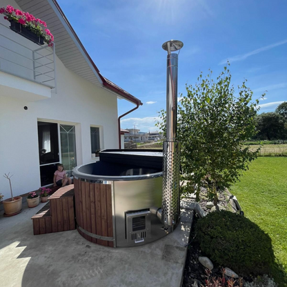 polarsauna shop Hot Tub 200 cm mit Holzverkleidung und integriertem Edelstahl-Ofen auf einer sonnigen Terrasse