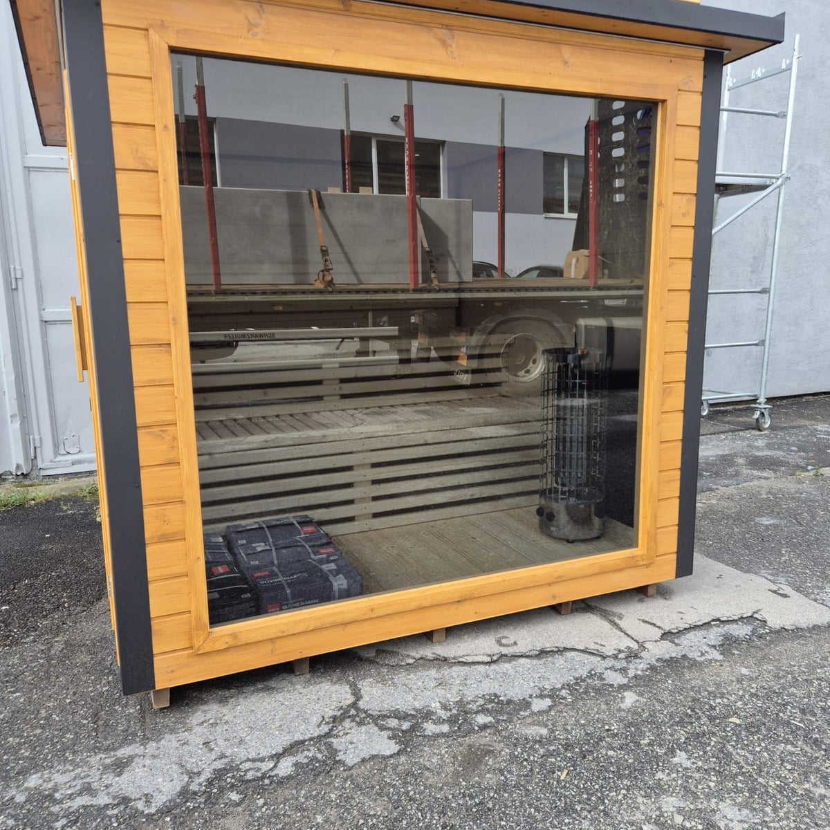 polarsauna shop Saunahaus Highline M mit großer Glasfront, Holzrahmenbauweise und integriertem Saunaofen