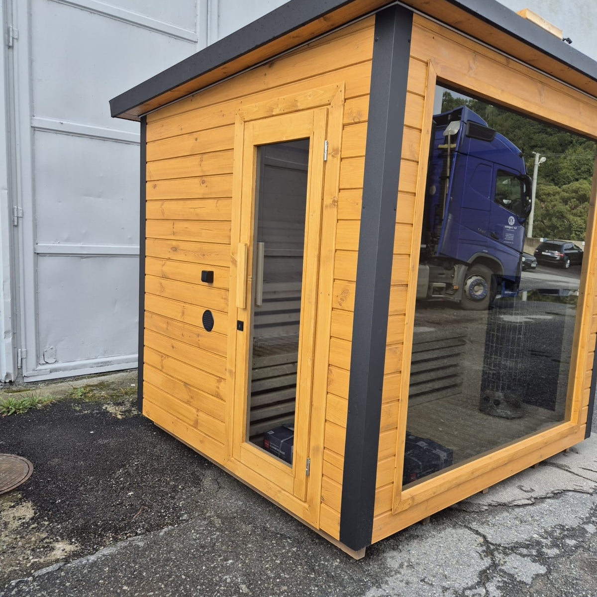 polarsauna shop Saunahaus Highline M mit Holzfassade, Panoramafenster und gedämmter Rahmenbauweise für den Garten