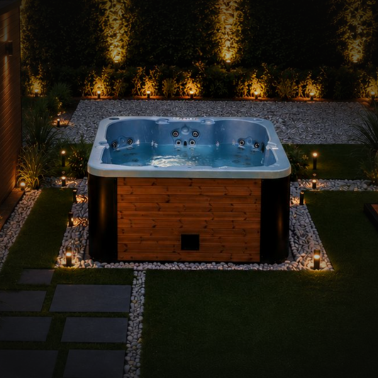 Großer eckiger Hot Tub bei Nacht mit Beleuchtung im Garten