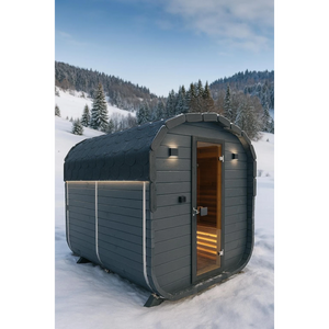 polarsauna shop Highline Fass 200 Fasssauna aus Fichtenholz in Anthrazit mit Glastür in verschneiter Winterlandschaft