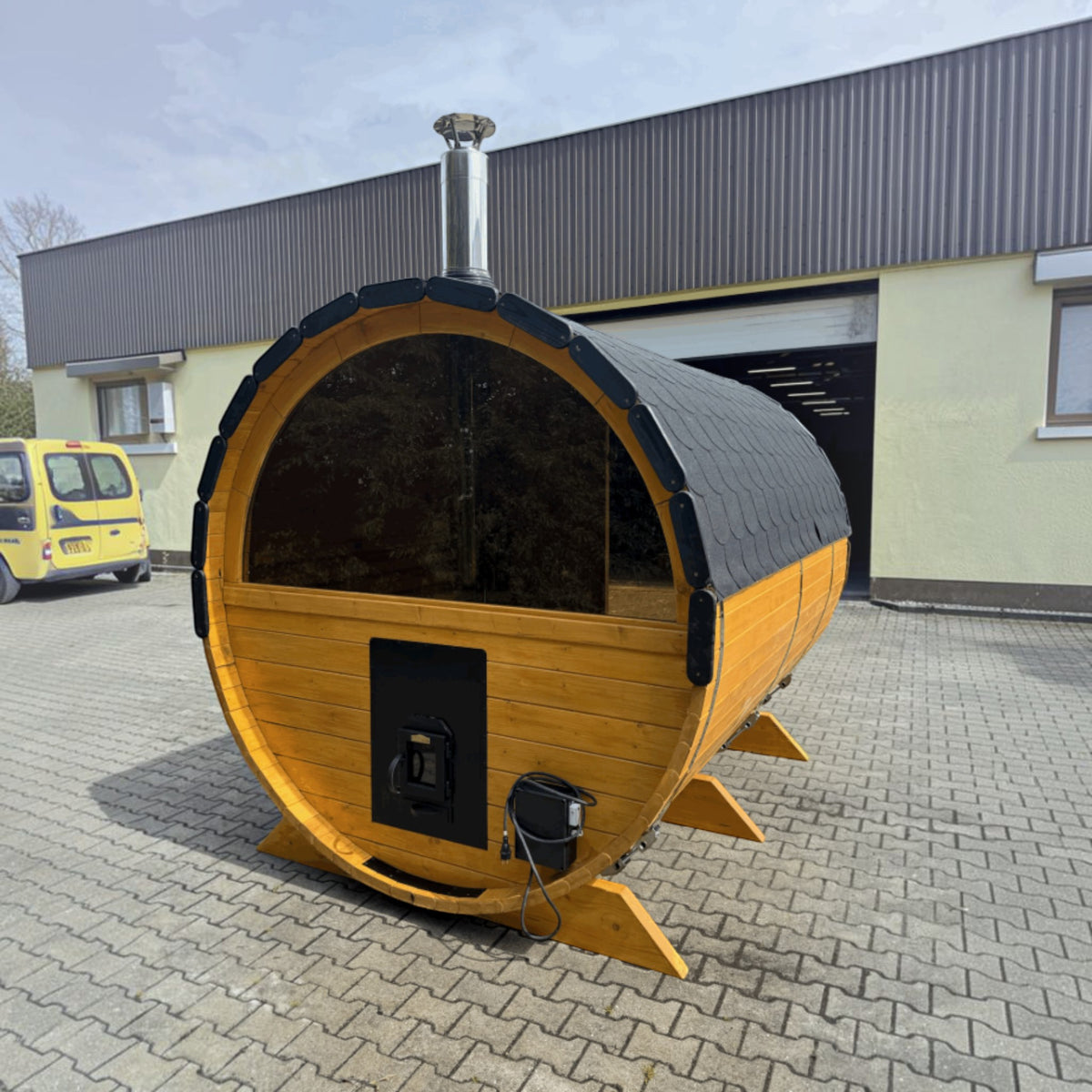 polarsauna shop Fasssauna Highline aus Fichte mit Panoramafenster und Holzofen im Garten