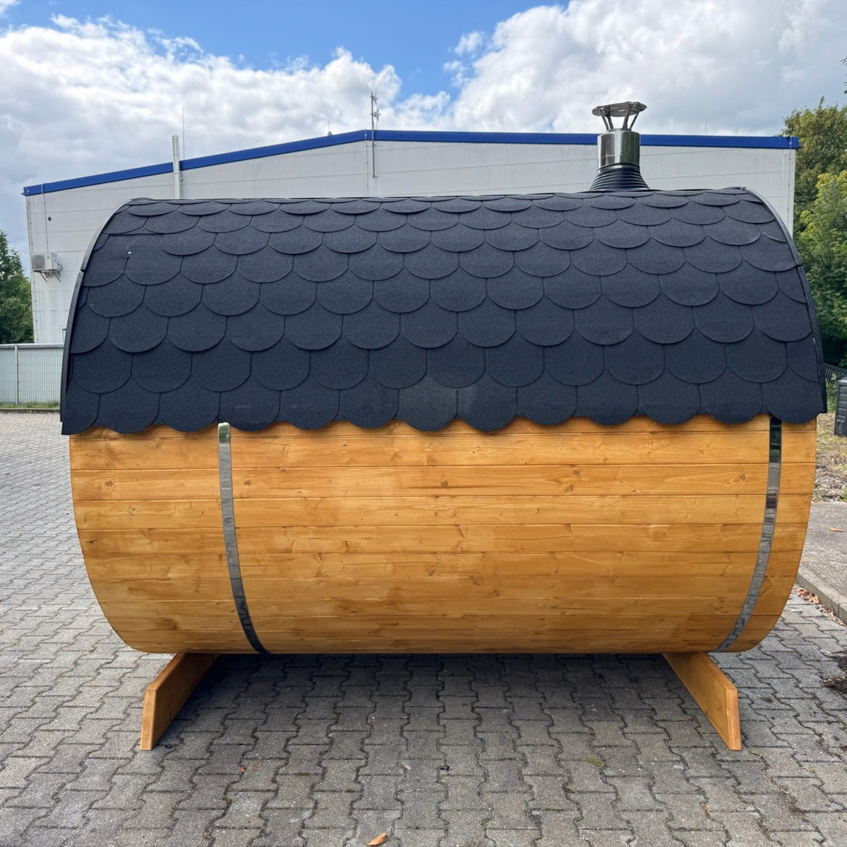 polarsauna shop Fasssauna Trendline aus 45 mm Fichtenholz mit schwarzem Schindeldach und Edelstahlschellen