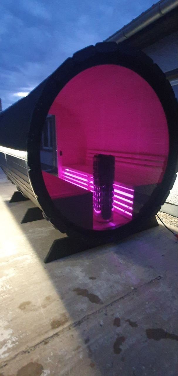 polarsauna shop Fasssauna Highline 285 in Schwarz mit pinker LED-Innenbeleuchtung und Panorama-Glastür