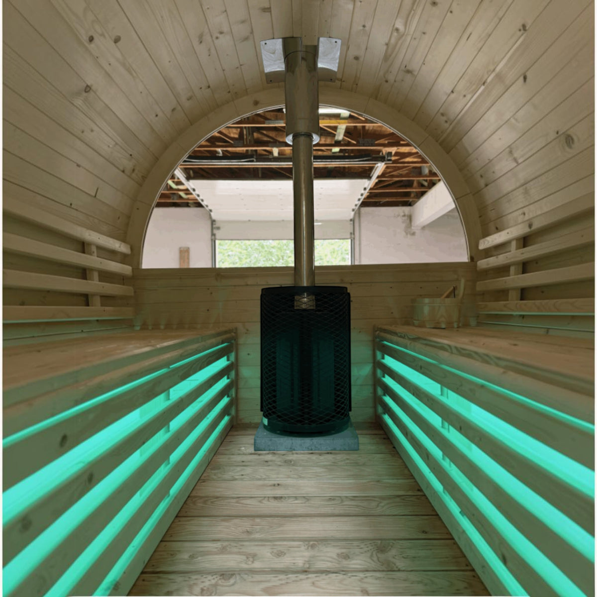 Innenansicht der polarsauna shop Fasssauna Highline aus Fichtenholz mit Holzofen und grüner LED-Beleuchtung