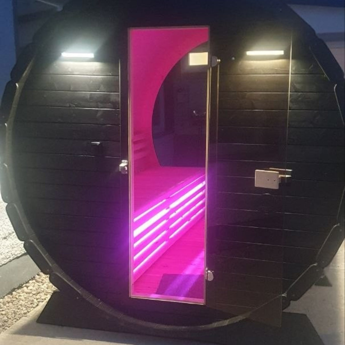 polarsauna shop Fasssauna Highline 285 in Schwarz mit Glastür und stimmungsvoller pinker LED-Innenbeleuchtung