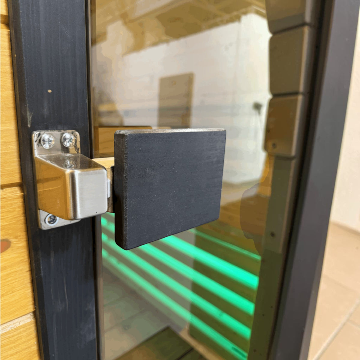 polarsauna shop Fasssauna Highline Türgriff aus schwarzem Holz mit Metallbeschlag an der Glastür