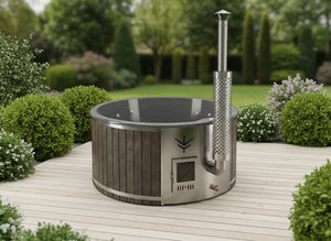 Runder polarsauna shop Hot Tub Mark Werbellin mit Holzverkleidung, Opal-Finish und integriertem Edelstahlofen im Garten