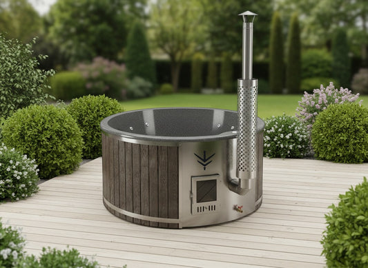 Runder polarsauna shop Hot Tub Mark Werbellin mit Holzverkleidung, Opal-Finish und integriertem Edelstahlofen im Garten
