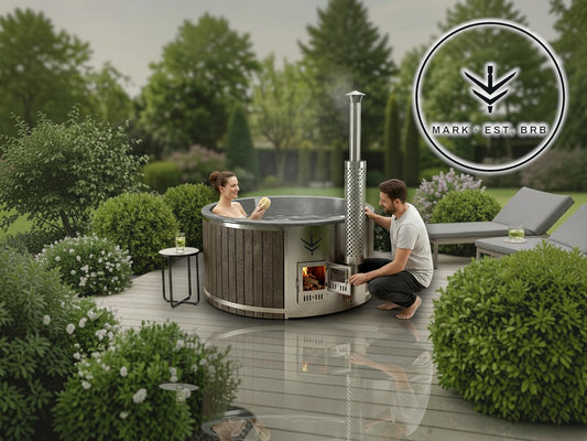 polarsauna shop Mark Werbellin Hot Tub mit Holzverkleidung und Edelstahlofen im Garten, eine Frau entspannt im Wasser