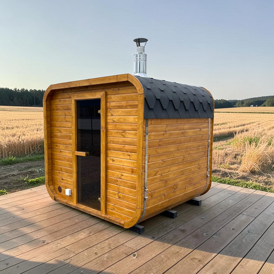 polarsauna shop Quadro-Sauna 2M aus Fichtenholz mit getönter Glastür und Bitumenschindeldach im Außenbereich