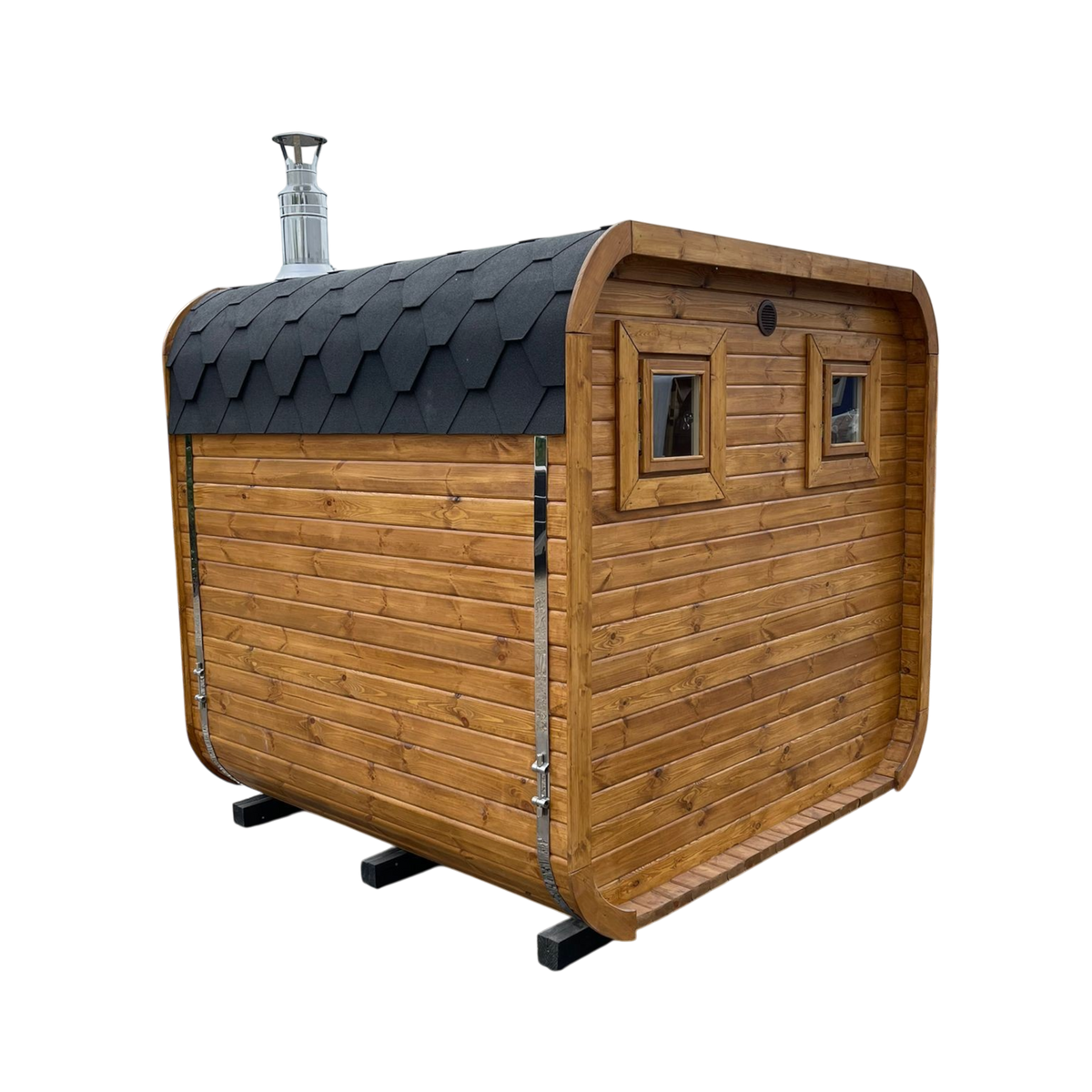 polarsauna shop Quadro-Sauna 2M aus massivem Fichtenholz mit schwarzem Bitumendach und zwei Fenstern im Außenbereich