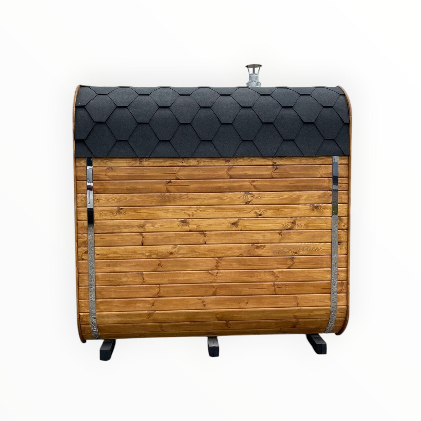 polarsauna shop moderne rechteckige Gartensauna aus Holz mit schwarzem Bitumendach und Metallbändern im Außenbereich