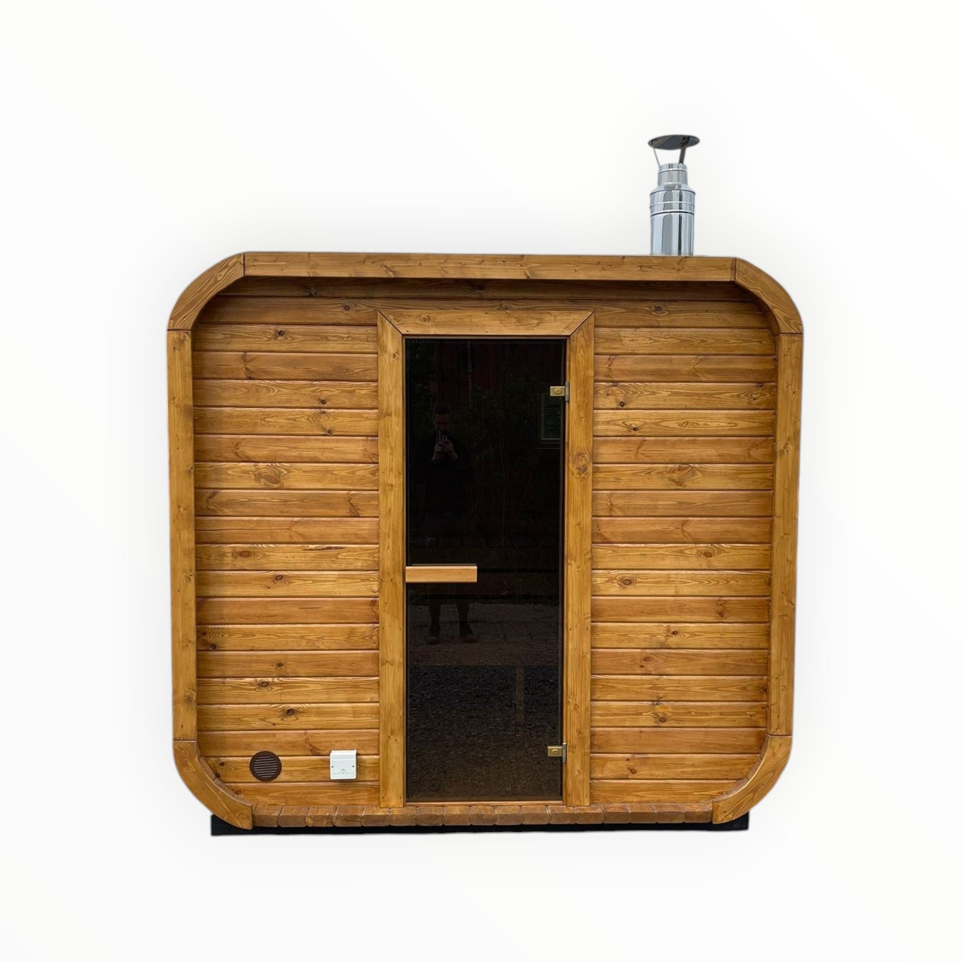 polarsauna shop moderne rechteckige Gartensauna aus Holz mit dunkler Glastür und Schornstein in Außenansicht