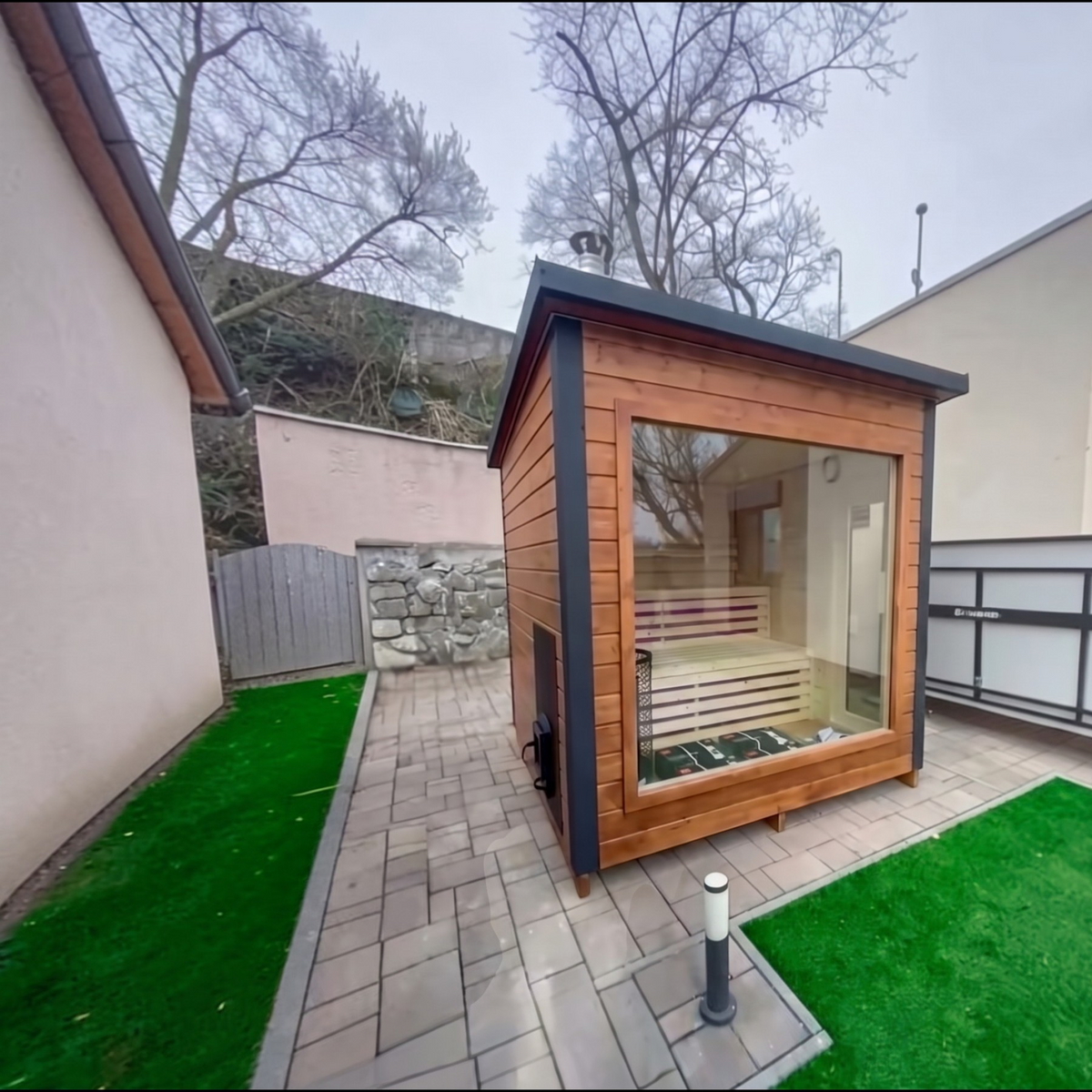 polarsauna shop Saunahaus Highline M mit Panoramafenster und gedämmter Holzrahmenbauweise im Garten