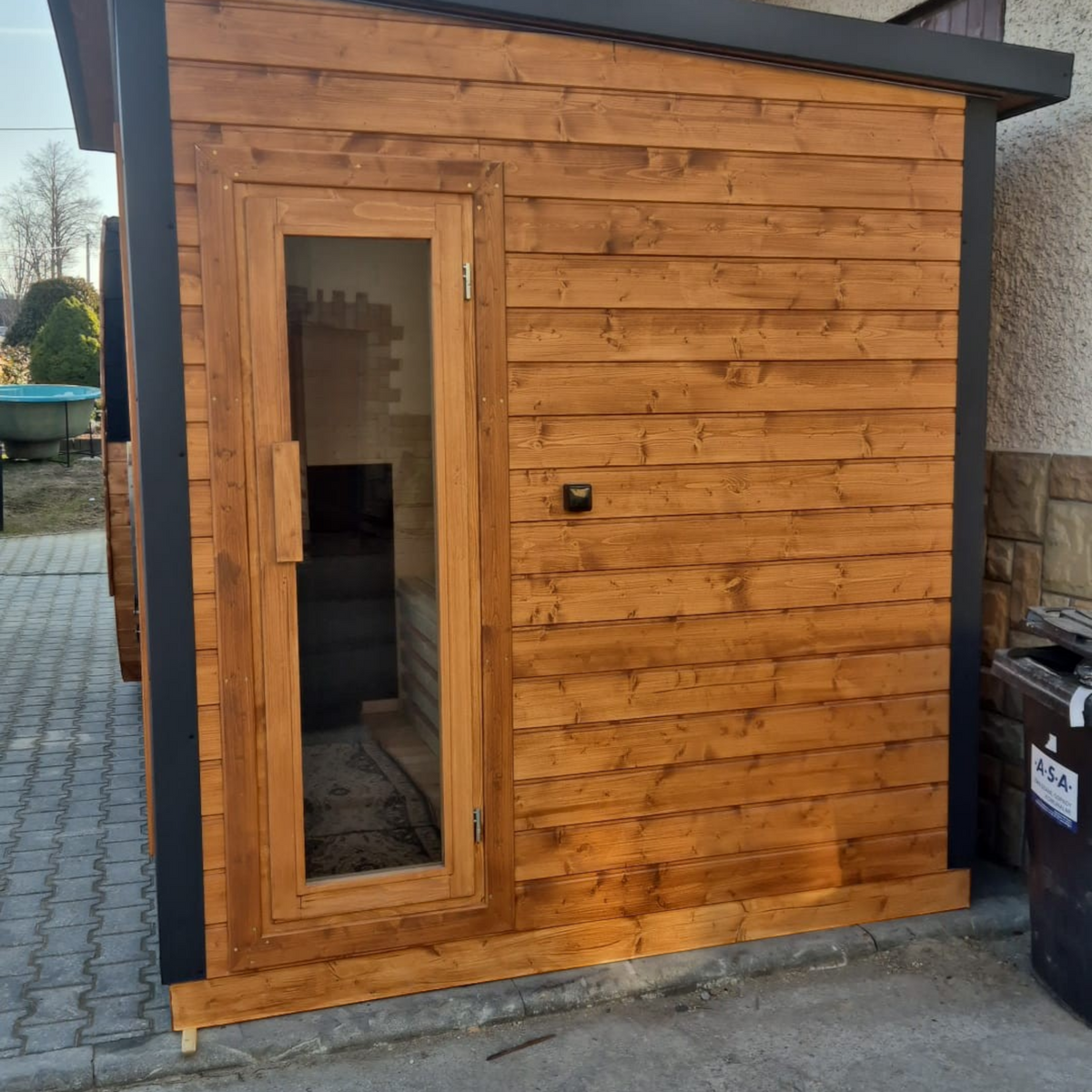 polarsauna shop Saunahaus Highline M aus Holz mit gedämmter Rahmenbauweise und verglaster Tür für den Garten